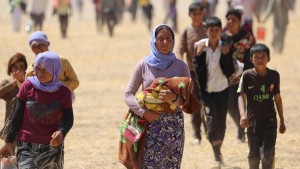 تمكنت قوات البيشمركة الكردية، و"وحدات الحماية الشعبية" (YPG)، التابعة لحزب الاتحاد الديقراطي (PYD) (كردي سوري)، من فتح ممر آمن، لإجلاء آلاف الإيزيديين المحاصرين من قبل تنظيم "الدولة الإسلامية" منذ نحو أسبوع، في جبل سنجار بالموصل، شمال العراق. وسارت العائلات الإيزيدية مشيا على الأقدام، لمدة ساعتين قبل وصولها إلى الحافلات، التي استقدمت من قرى، وبلدات محافظة دهوك، حيث تحركوا باتجاه الجانب السوري، من الحدود، فيما تستمر عمليات الإجلاء لباقي المحاصرين.  (Emrah Yorulmaz - Anadolu Ajansı)