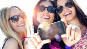 Girls-Selfie_368447_medium