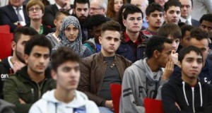 مهاجرون اثناء حضور درس عن القانون في بافاريا يوم الاثنين. تصوير: ميكائيلا ريلي - رويترز.