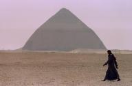 رجل مصري يسير بجوار هرم سنفرو. صورة من أرشيف رويترز