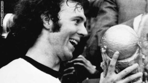 Munich, GERMANY: POUR ILLUSTRER LE PAPIER Mondial-2006 - En 1974, le "Kaiser" Beckenbauer detronait le "Roi" Cruyff - (FILES) Germany's soccer star and team captain Franz Beckenbauer receives the World Soccer Cup won by his team after a 2-1 victory over Holland 07 July 1974 at Munich's Olympic stadium, as West Germany president Walter Scheel (L) applauds. AFP PHOTO (Photo credit should read STF/AFP/Getty Images)